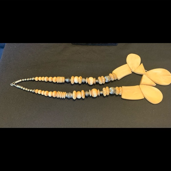 Vintage tribal style carved faux bone & metal bead necklace. Pre loved - Picture 5 of 5